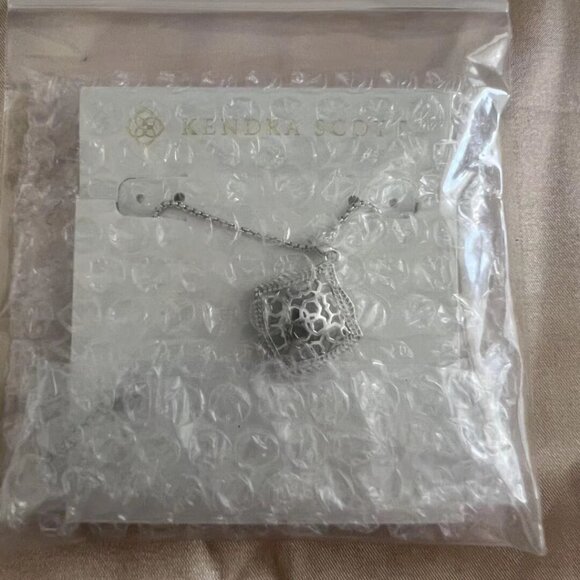 Kendra Scott necklace - Picture 5 of 5